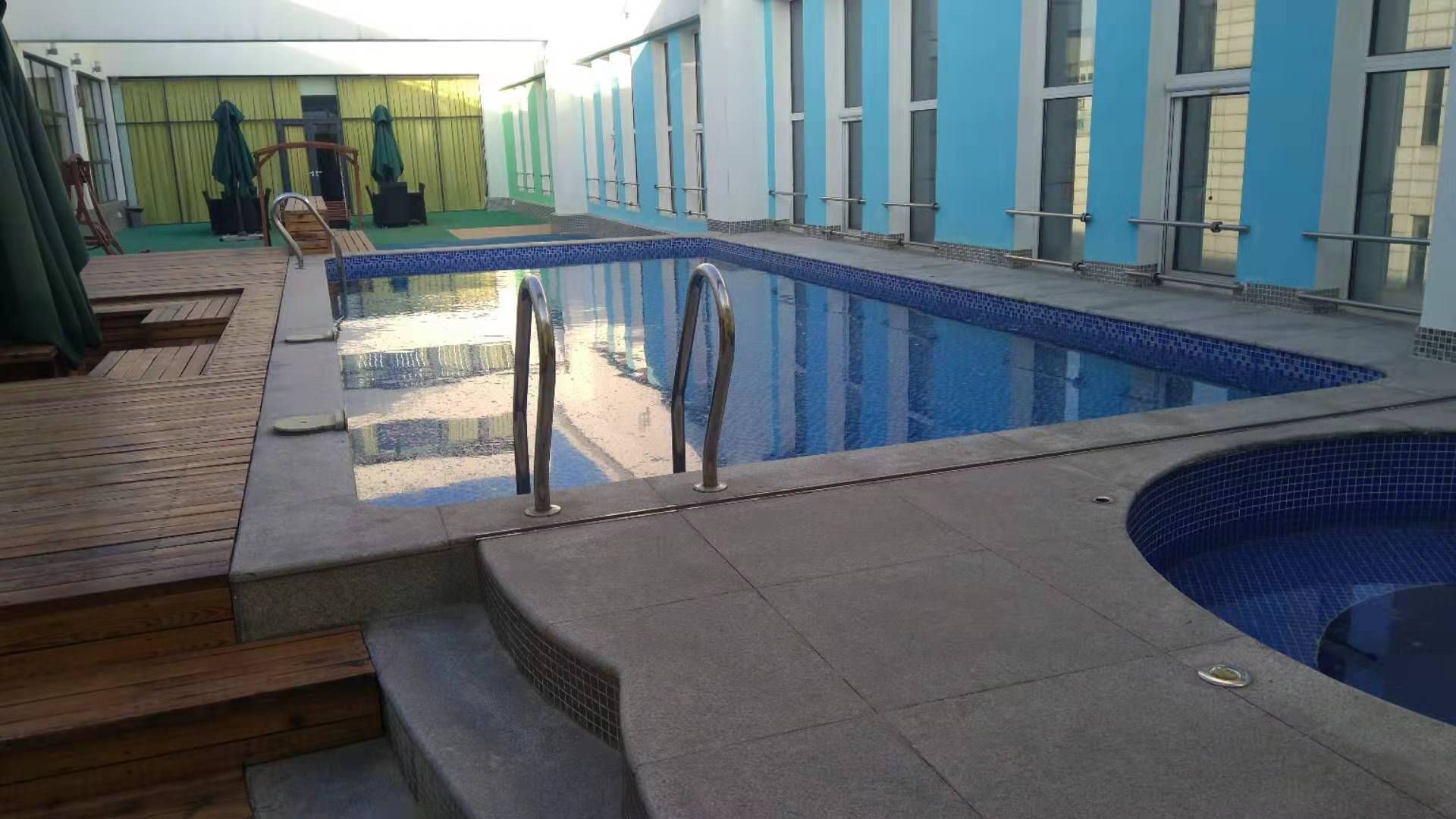 企业楼顶游泳池